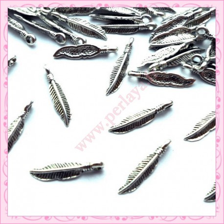 Lot de 50 breloques plumes argentées