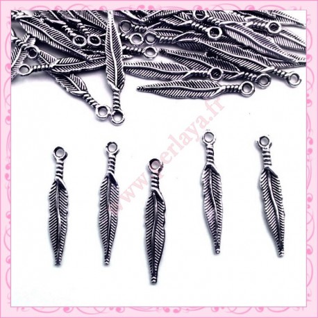 Lot de 50 breloques plumes argentées 17mm