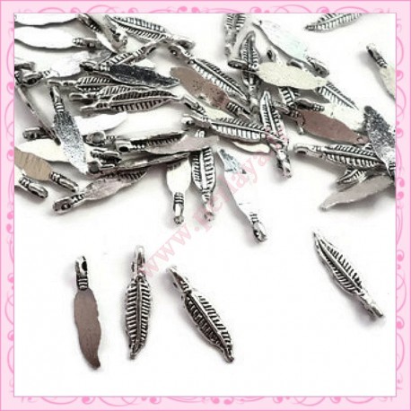 Lot de 50 breloques plumes argentées 29mm