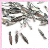  50 breloques plumes argentées 18mm