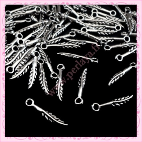 Lot de 100 petites breloques plumes argentées 1cm