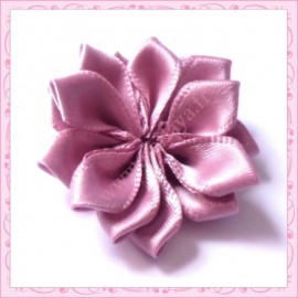 Jolie fleur en tissu satiné violet